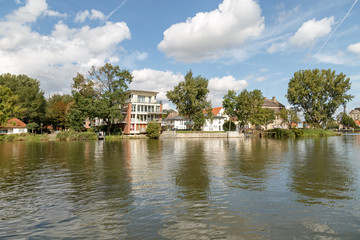 Fototapeta na wymiar Häuser direkt am Ufer an der Saale in Bernburg