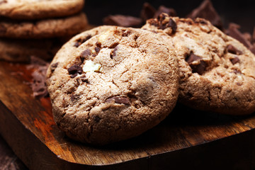 Fototapeta premium Chocolate chip cookies on table freshly baked