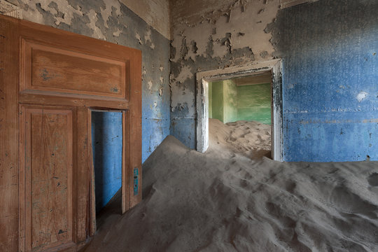 Kolmanskop Ghost Town, Near L?__deritz, Namibia, Africa