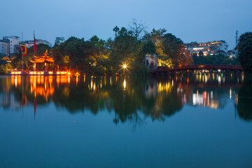 Fototapeta premium the Buddhist temple of the Jade mountain on the lake Hoankyem in evening twilight