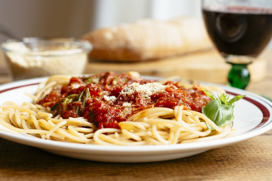 Wholewheat spaghetti with tomato sauce