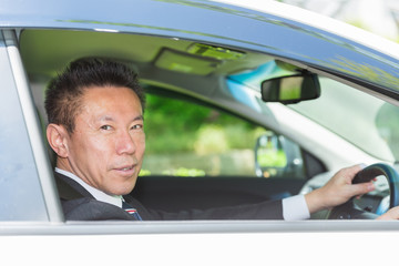 ミドル男性　ビジネス　自動車