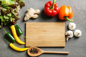 Crédence de cuisine en verre imprimé Cuisinier Wooden board and vegetables on kitchen table. Cooking classes concept