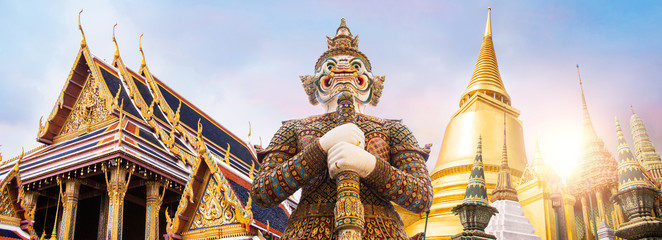 Fototapeta premium Wat Phra Kaew, świątynia Szmaragdowego Buddy, Wat Phra Kaew to jedno z najbardziej znanych miejsc turystycznych w Bangkoku