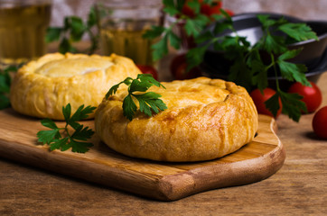 Round meat pie with vegetables