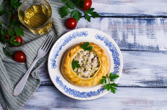 Round meat pie with vegetables