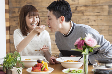 Obraz na płótnie Canvas A boyfriend having her eat meals