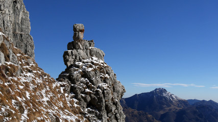 Formazione di roccia in alta montagna sulle Alpi