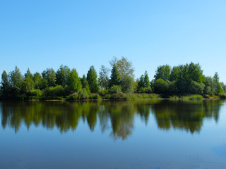 Fototapeta na wymiar Trees reflected in the water
