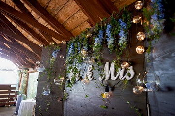 Naklejka premium The decoration of the wedding area bride and groom. The inscription mr mrs over the table.