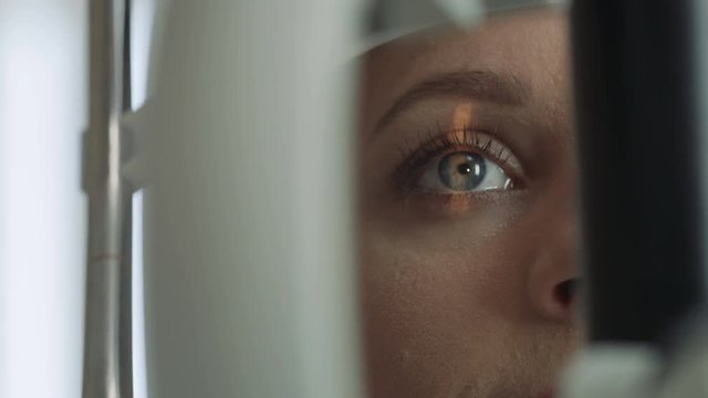 Device for the selection of glasses for people