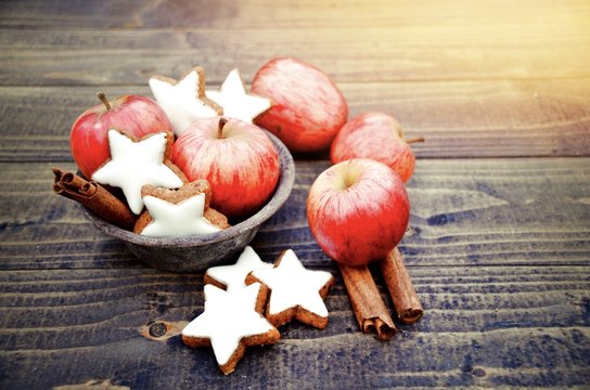 Weihnachtsgebäck und Äpfel