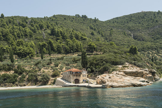 Hafen des orthodoxen Klosters Konstamonitou auf der Halbinsel Athos, Chalkidiki, Griechenland