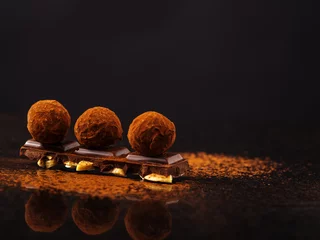 Tableaux ronds sur aluminium brossé Bonbons Truffle on a chocolate bar