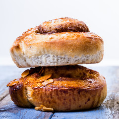 närbild på två kanelbullar på varandra