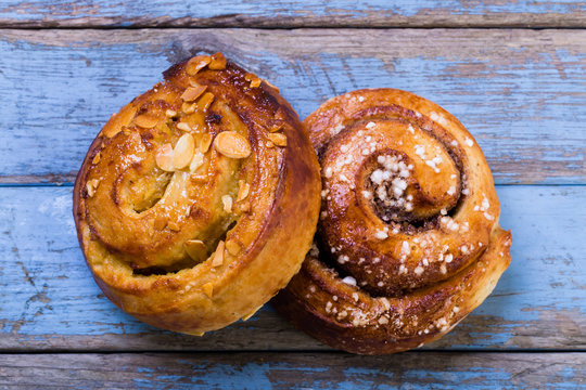 tv&aring; kanelbullar p&aring; bl&aring; tr&auml; bakgrund
