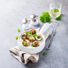 Foto auf Alu-Dibond Bourgogne Escargot Snails with garlic herbs butter in white pan on light gray background. Healthy food concept with copy space. © Iryna Melnyk