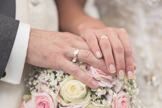 Hochzeit Brautstrau&szlig; und Ringe Close-up