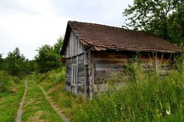 Fototapeta na wymiar wooden house near the road