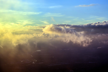 Wolken Sonnenuntergang im Flugzeug