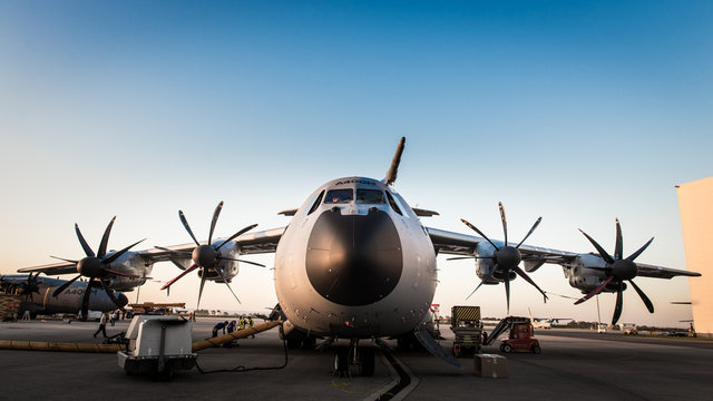 Transportflugzeug A400 M bei der Betankung