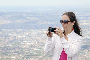 Turystka z aparatem fotograficznym
