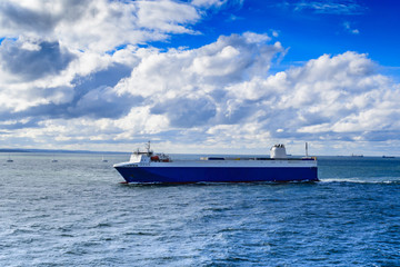 Obraz premium Eine Autofähre bei bewölktem Himmel auf dem Meer