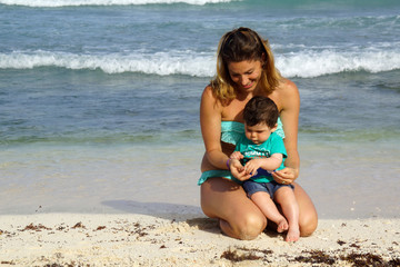 Mamma e figlio che giocano in spiaggia
