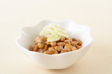 小皿に入れた納豆