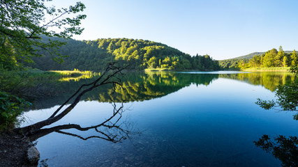Spiegelung an den oberen Seen im nationalpark plitvicer seen