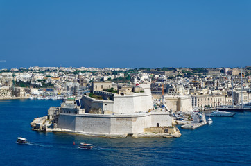 Blick auf die alten Kalksteinmauern und T&uuml;rme von Fort St. Angelo von den oberen Barrakka-G&auml;rten. Blick &uuml;ber den Grand Harbor, Valletta, Malta.