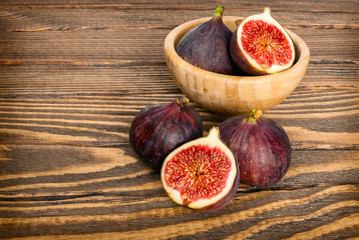 Fresh figs in a bowl on a wooden table