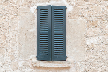 Fototapeta na wymiar Geschlossener Fensterladen eines mediterranen Hauses