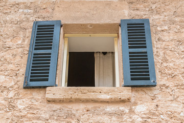 Fototapeta premium Fensterladen mit offenem Fenster eines mediterranen Hauses