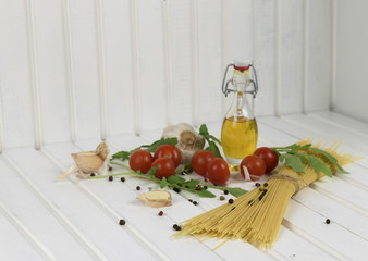 Ингредиенты для итальянской пасты на белом деревянном столе