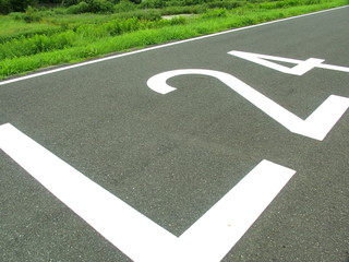Obraz premium 海から24キロメートル地点の数字の書いてある江戸川土手のサイクリング道路風景