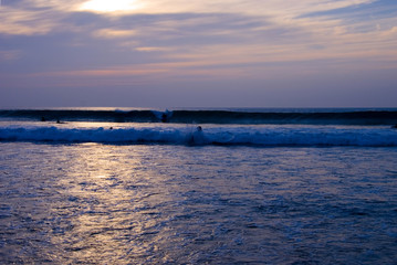 Obraz premium Beautiful Golden Sunset or Sunrise over the Ocean