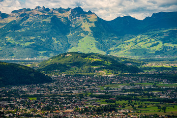 Obraz premium Oberes Rheintal mit Rankweil, Feldkirch, Ardetzenberg, Hoher Kasten, Säntis, Blick vom Viktorsberg (Vorarlberg)