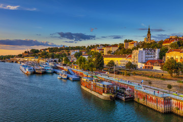Coucher de soleil sur Belgrade et navires dans le port. Image HDR