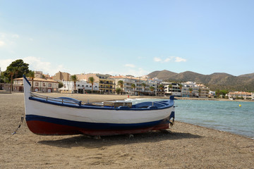 Barque sur la plage du port à Llança