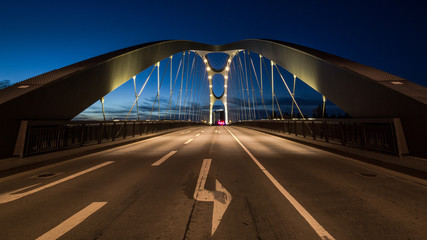 Fototapeta na wymiar Fahrspuren der Osthafenbrücke in Frankfurt