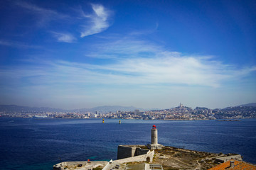 Panorama de Marseille avec la basilique Notre-Dame de la Garde vue depuis le château d'If, la mer...