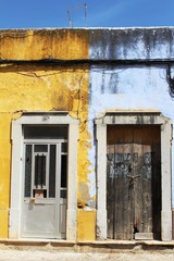 Alte Eingangstüren in einem verfallenen Gebäude, Algarve, Portugal