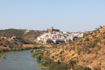 Fototapeta na wymiar Links der Rio Guadiana, im Hintergrund Mertola mit seiner mittelalterlichen Burg, Alentejo, Portugal