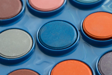 Blauer Kasten mit runden Wasser oder Aquarell Farben