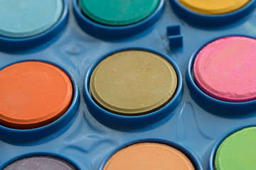 Blauer Malkasten mit runden neuen bunten Farben