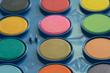 Blauer Malkasten mit runden neuen bunten Farben