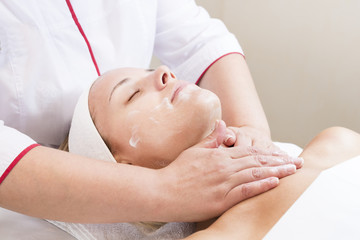 Obraz na płótnie Canvas Process cosmetic mask of massage and facials in beauty salon 