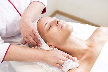 Obraz na płótnie Canvas Process cosmetic mask of massage and facials in beauty salon 