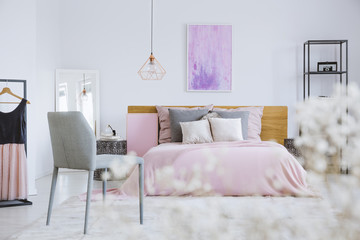 White flowers in pink bedroom - obrazy, fototapety, plakaty
